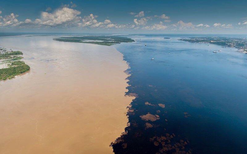 Curiosidades sobre a Amazônia. Encontro das águas. Rio Negro e Solimões em Manaus.