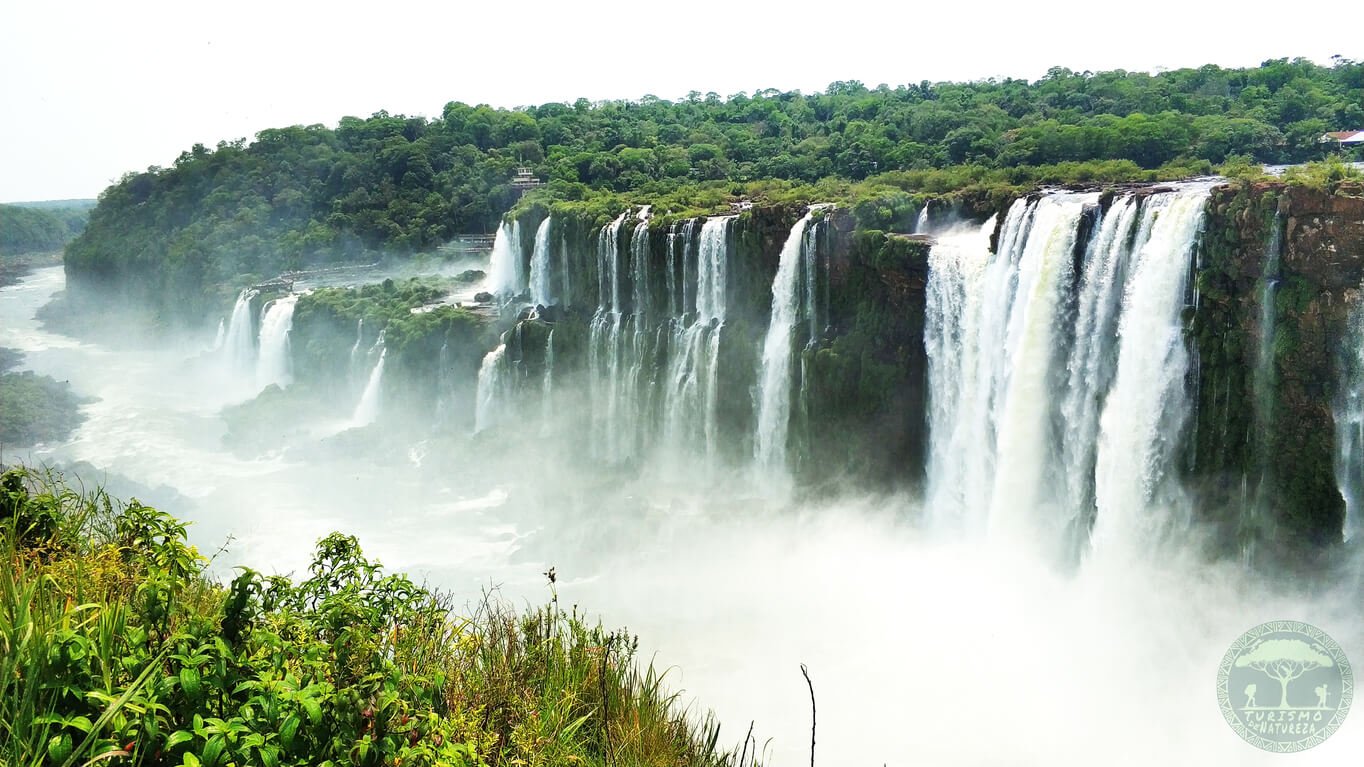 Cataratas do Iguaçu no lado brasileiro vista do Mirante da Garganta do Diabo no lado Argentino.