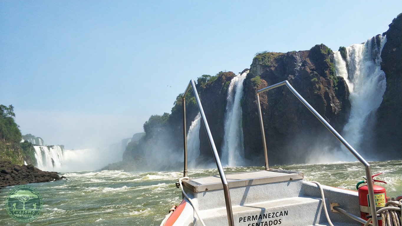 Passeio de barco pela empresa Gran Aventura. Vista do Salto Três Mosqueteiros.