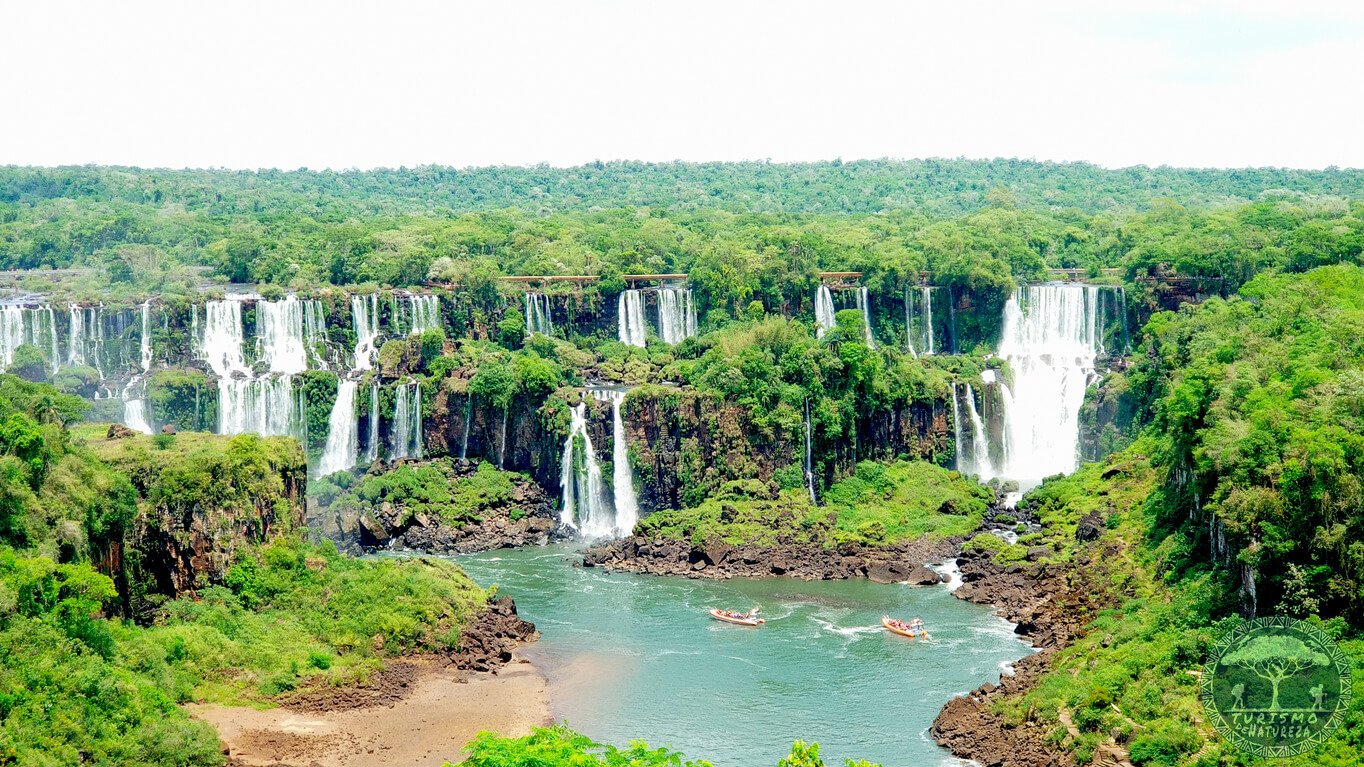 Nacional Iguazú - Cataratas do Iguaçu no lado Argentino visto do lado do Parque Nacional do Iguaçu no Brasil