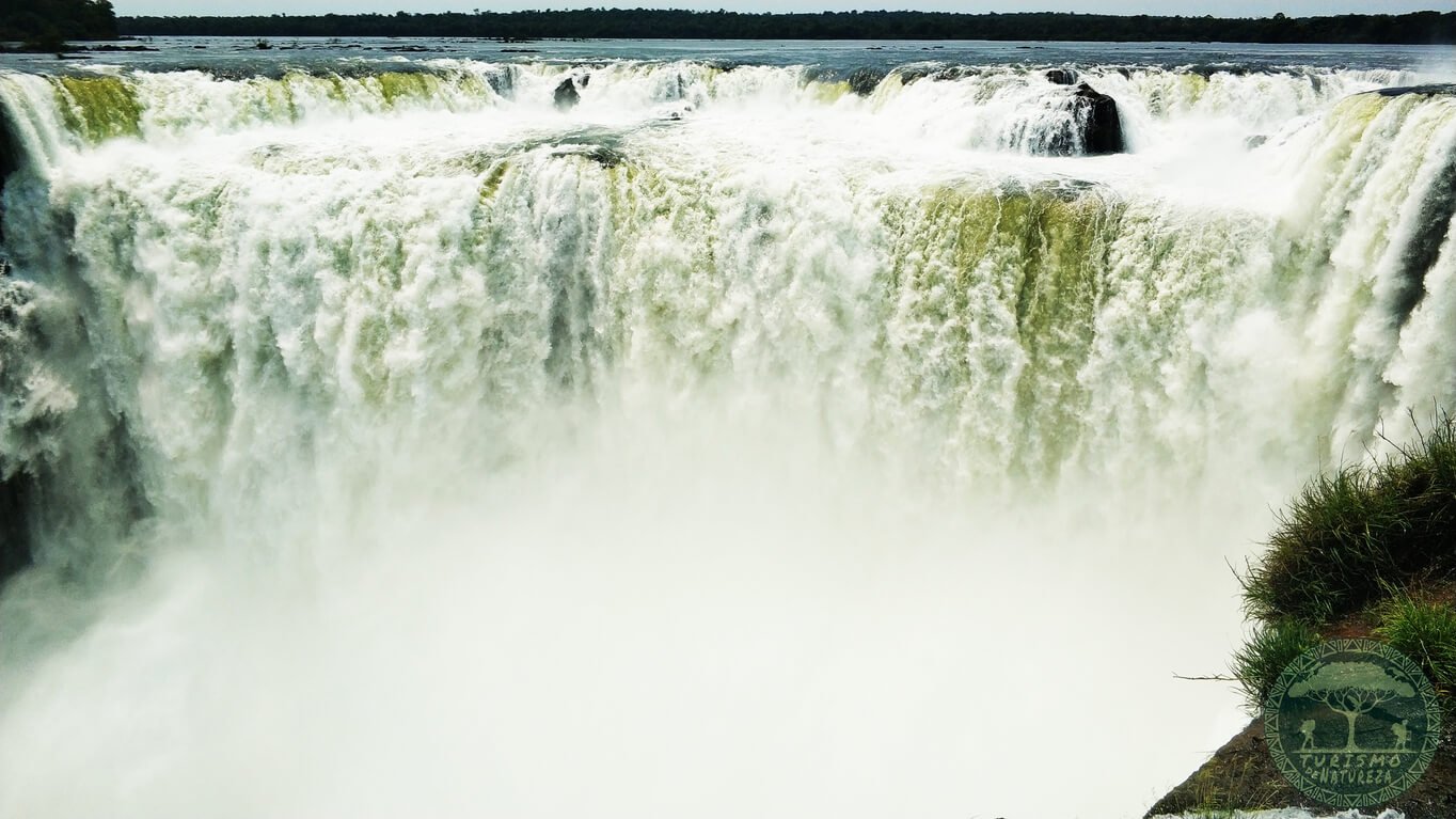 Garganta do Diabo visto pelas Cataratas do Iguaçu do lado argentino.