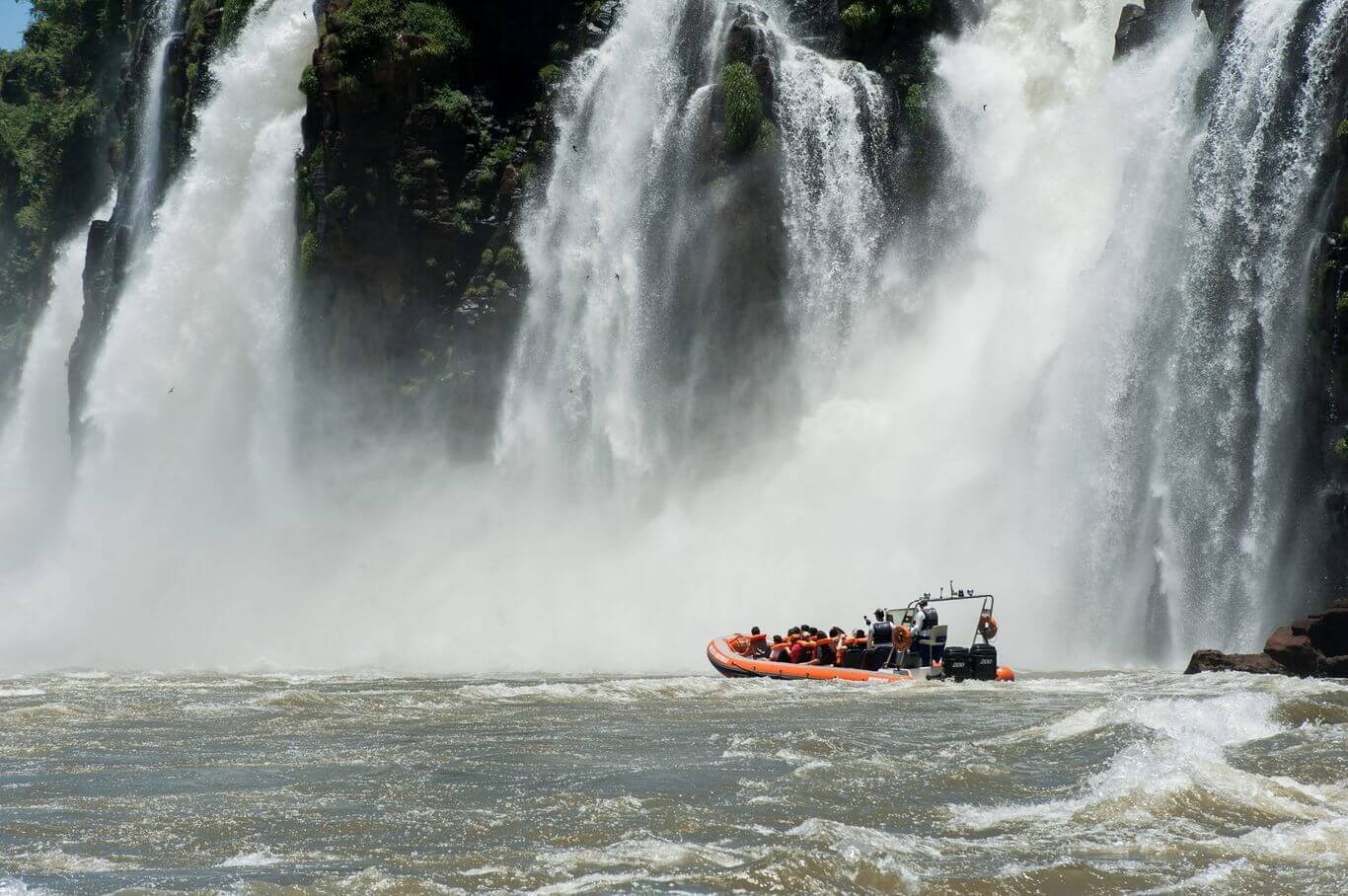 Passeio de barco pelas cataratas do iguaçu pela empresa Macuco Safari. Passeio de barco realizado pelo lado Brasileiro. 
