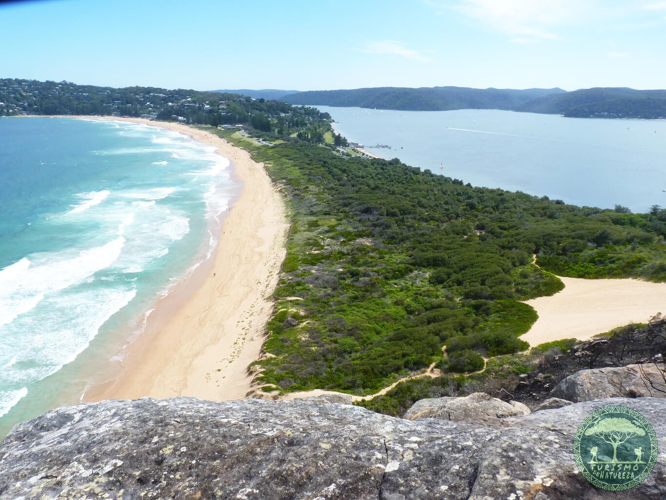 Palm Beach. Um lugar para quem gosta de fazer trilhas e curte uma praia. Suba 15 minutos para até o topo do penhasco para contemplar uma vista de 360 graus da região.