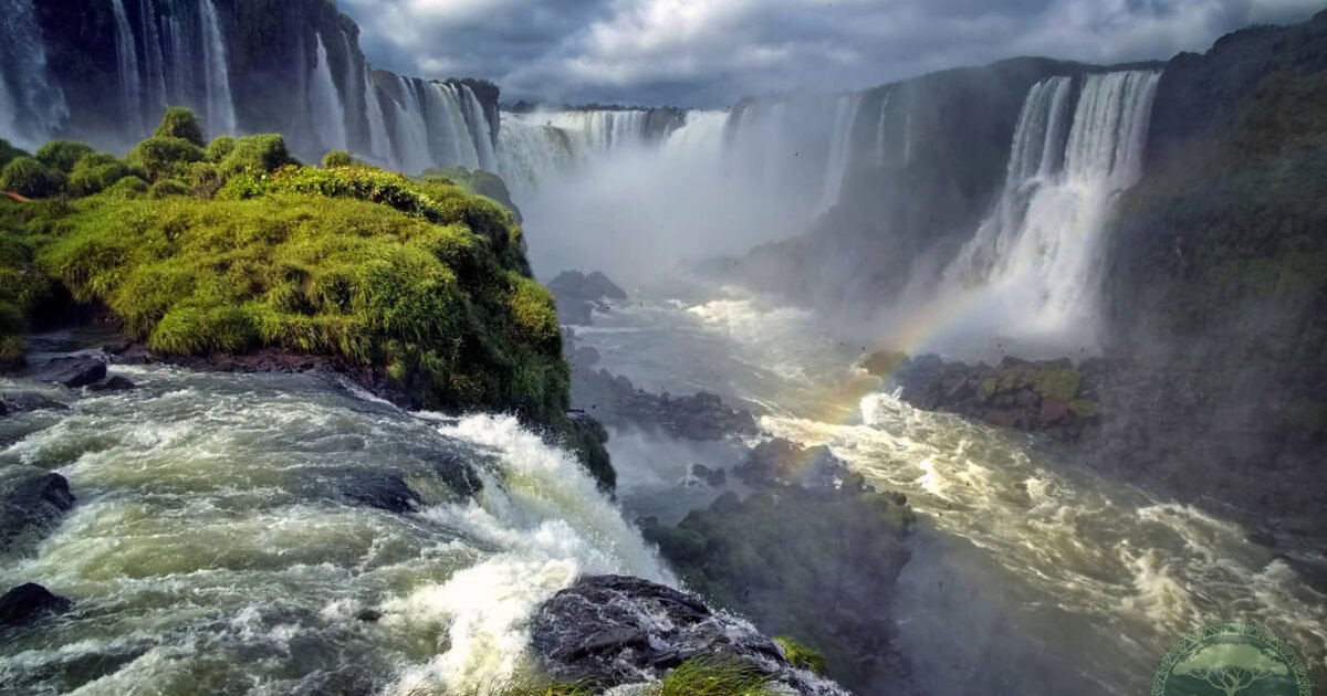 Cataratas do iguaçu no lado brasileiro. Vista da Garganta do Diabo