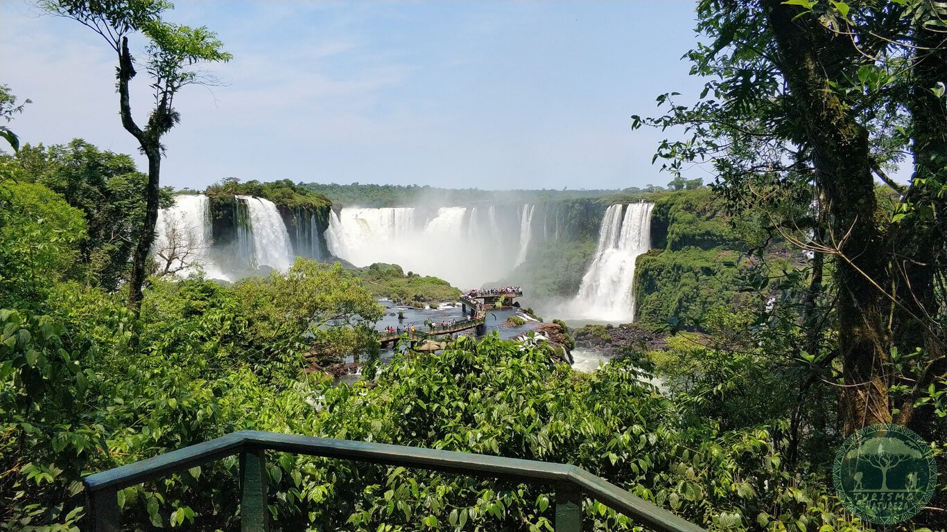 Percorrendo uma trilha estruturada pelo lado brasileiro das Cataratas do Iguaçu