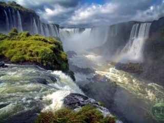 Cataratas do iguaçu no lado brasileiro. Vista da Garganta do Diabo