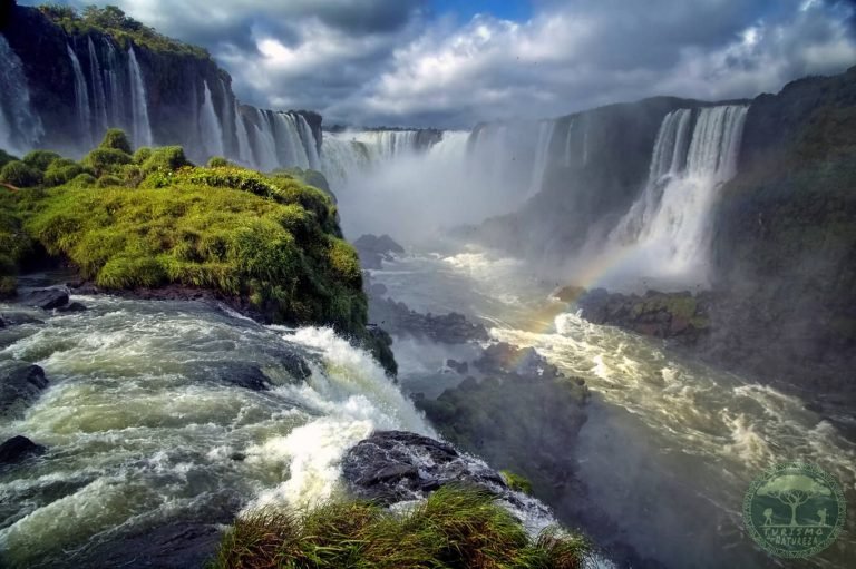 Cataratas do iguaçu no lado brasileiro. Vista da Garganta do Diabo