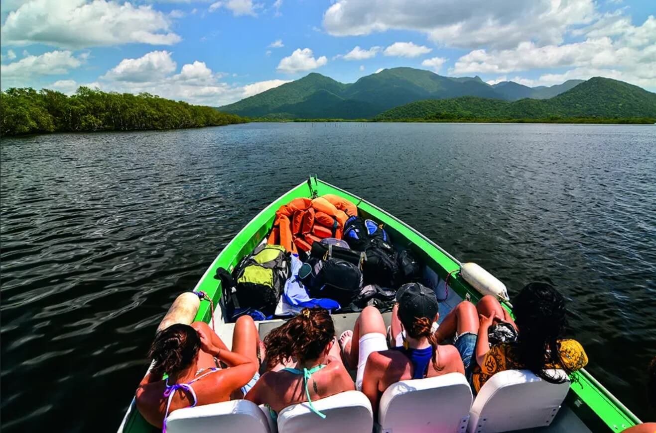 Como chegar na Ilha do cardoso por voadeiras ou speedboats.