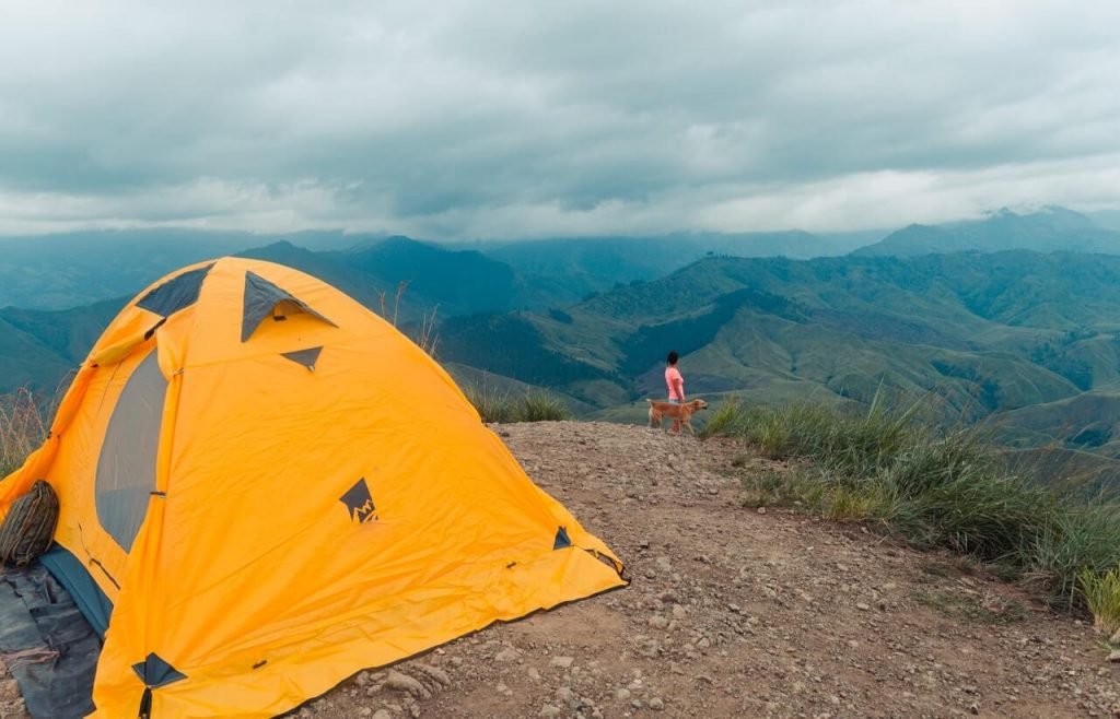 Camping sobre uma montanha.