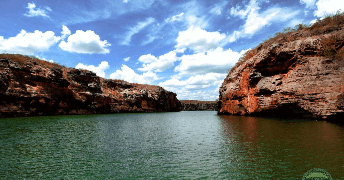 Explore a beleza impressionante do Cânion do Xingó, uma das maravilhas naturais mais incríveis do Brasil, com nosso guia de viagem detalhado.