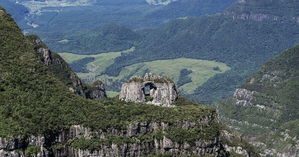Trilha da Pedra Furada.