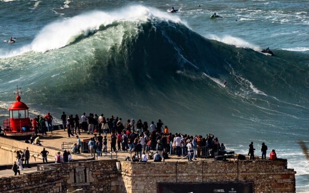 Destinos Mais Radicais pelo Mundo: as maiores ondas do mundo para surf: Nazaré.