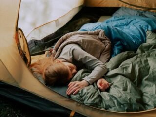 Como escolher o saco de dormir para camping