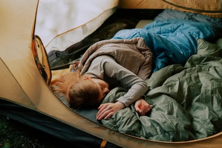 Como escolher o saco de dormir para camping