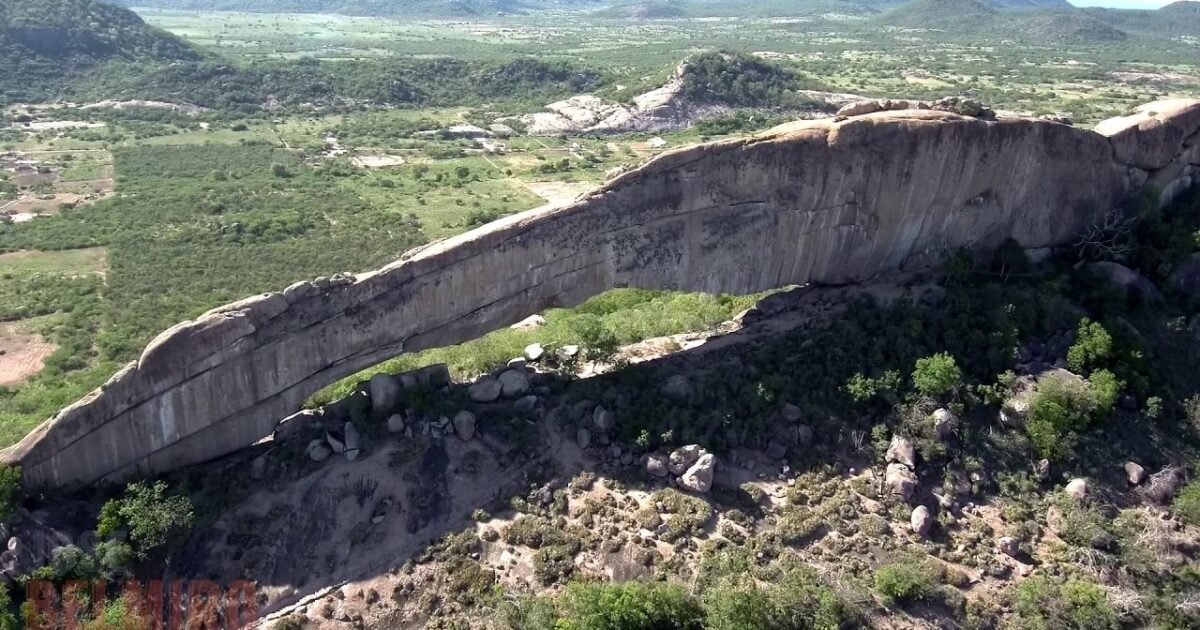 Trilha da Pedra Furada em Venturosa