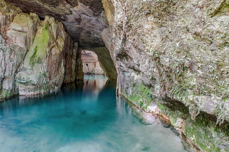 O que Fazer na Chapada dos Guimarães: Gruta da Lagoa Azul.