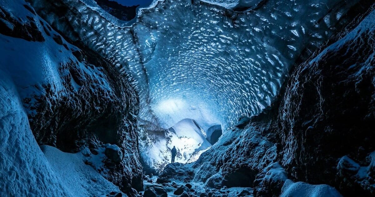 Vista interna de uma caverna de gelo espetacular