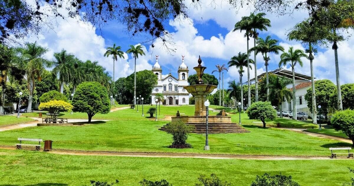 Explore Vassouras: fazendas de café históricas, arquitetura e jardins únicos.