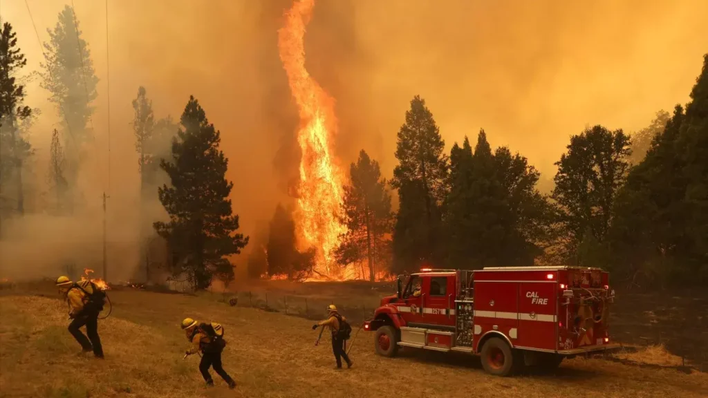 Redemoinhos de fogo se formam durante o incêndio Oak Fire em Mariposa, Califórnia