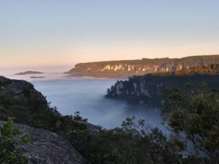 Circuito dos Cânions Paulista, com vistas de cânions imponentes e vegetação exuberante ao fundo.