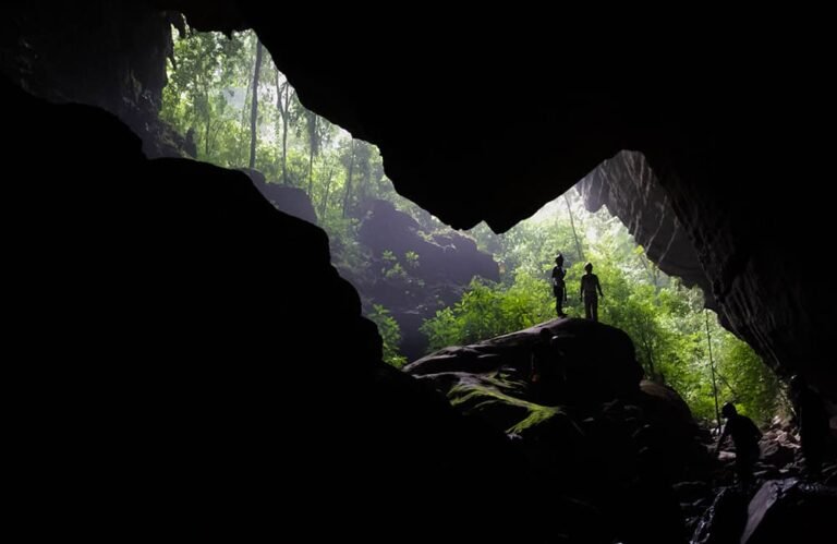 Explore a beleza subterrânea de Iporanga! Descubra as maravilhas escondidas das cavernas enquanto mergulha no emocionante mundo do ecoturismo.