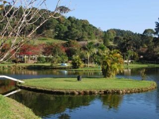 São Lourenço da Serra destacando as exuberantes áreas verdes, ilustrando o turismo de natureza na região.