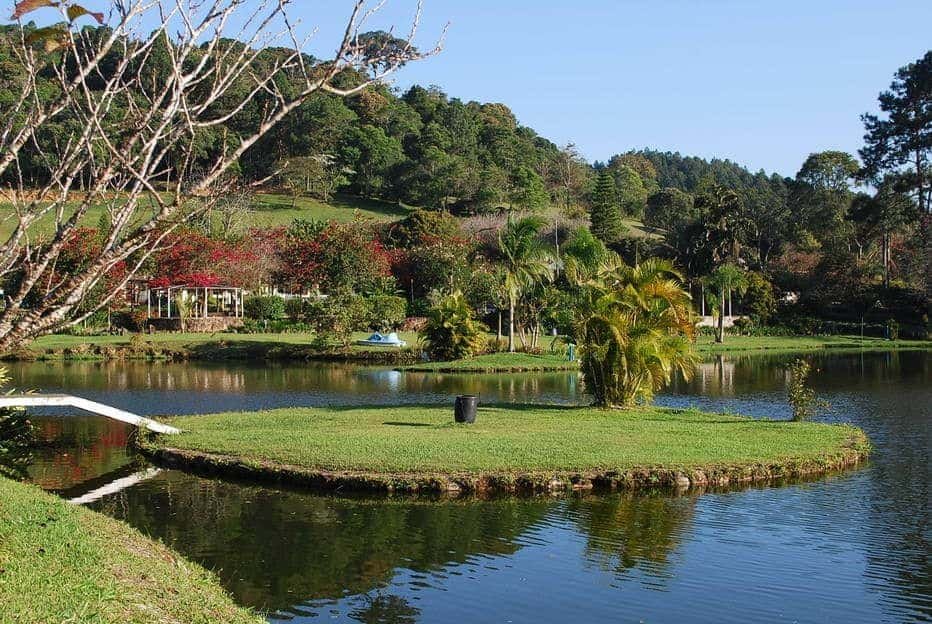 São Lourenço da Serra destacando as exuberantes áreas verdes, ilustrando o turismo de natureza na região.