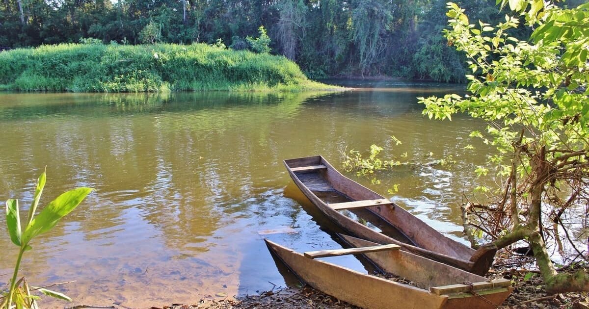 Barra do Turvo, destacando a exuberante Mata Atlântica e atividades de aventura ao ar livre.