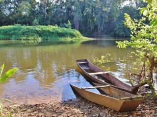 Barra do Turvo, destacando a exuberante Mata Atlântica e atividades de aventura ao ar livre.
