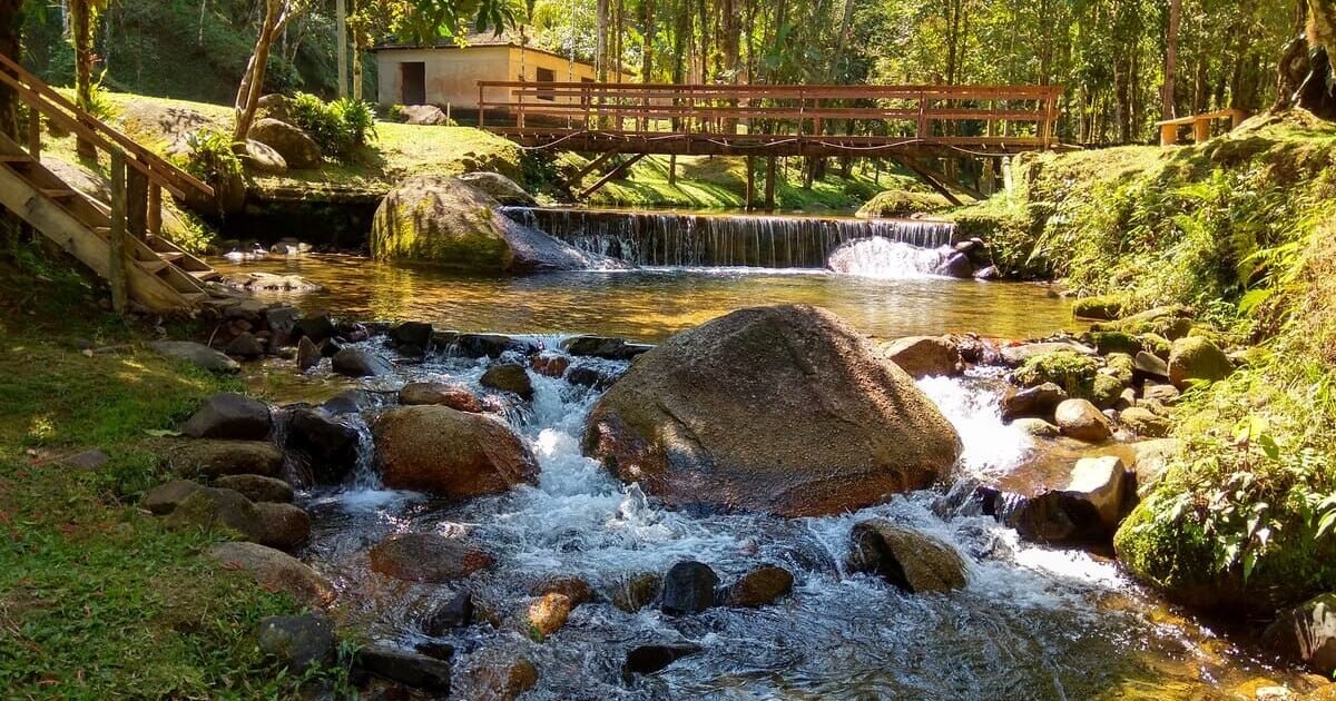 Vista panorâmica das exuberantes florestas de Mata Atlântica em Sete Barras, destacando trilhas e áreas de ecoturismo.