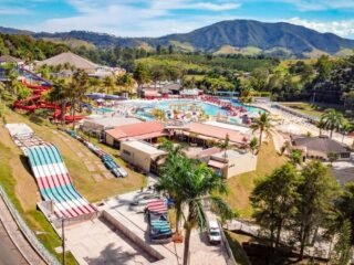 O que fazer em águas de Lindóia, ao fundo Thermas Hot World e montanhas