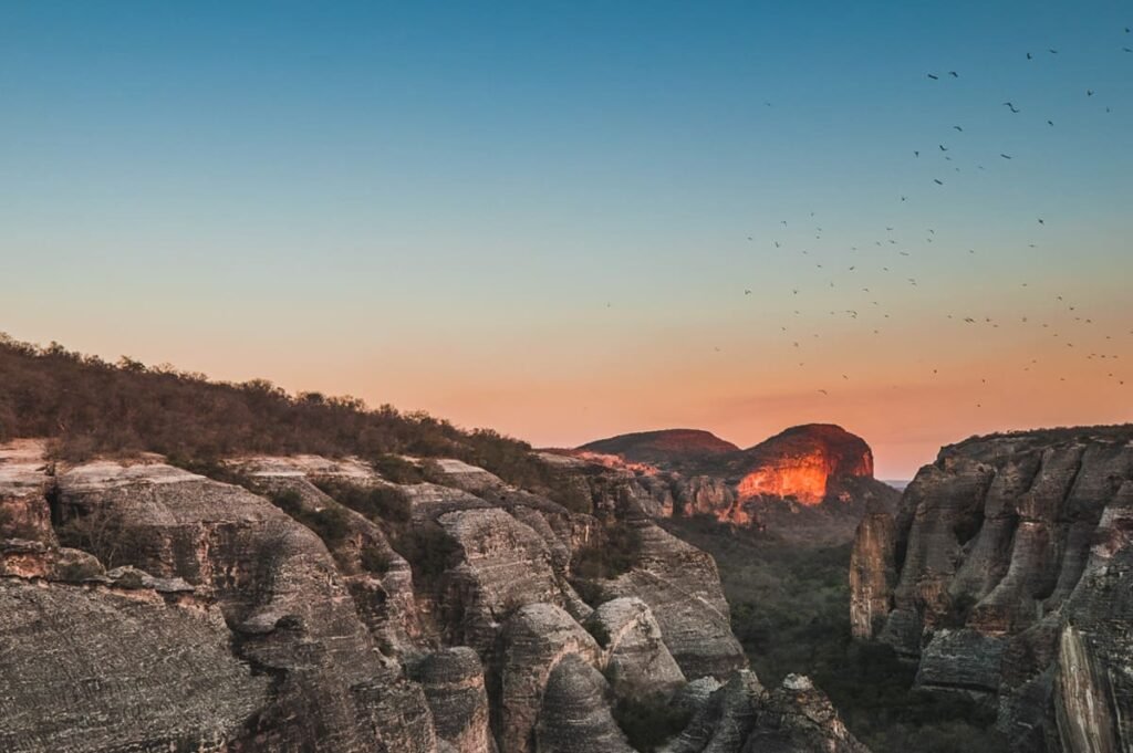 Explore o turismo na Serra Vermelha, um paraíso no Piauí com paisagens deslumbrantes e aventuras inesquecíveis.
