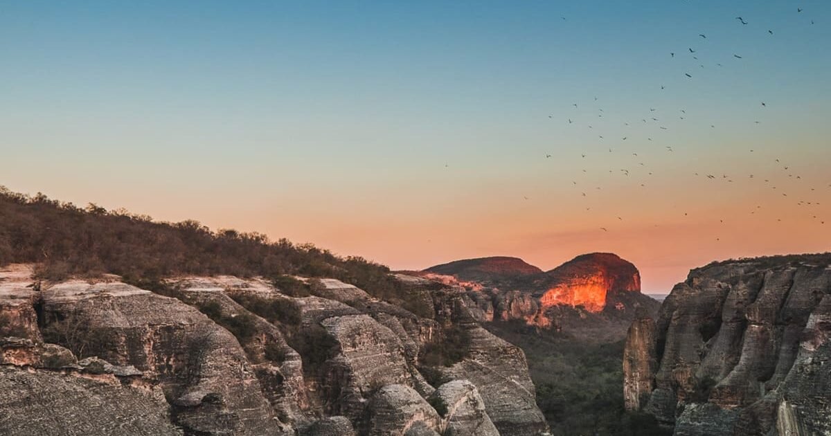 Explore o turismo na Serra Vermelha, um paraíso no Piauí com paisagens deslumbrantes e aventuras inesquecíveis.