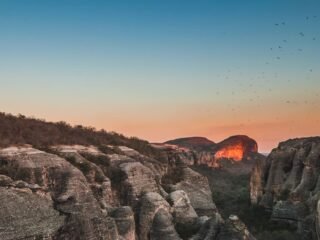 Explore o turismo na Serra Vermelha, um paraíso no Piauí com paisagens deslumbrantes e aventuras inesquecíveis.