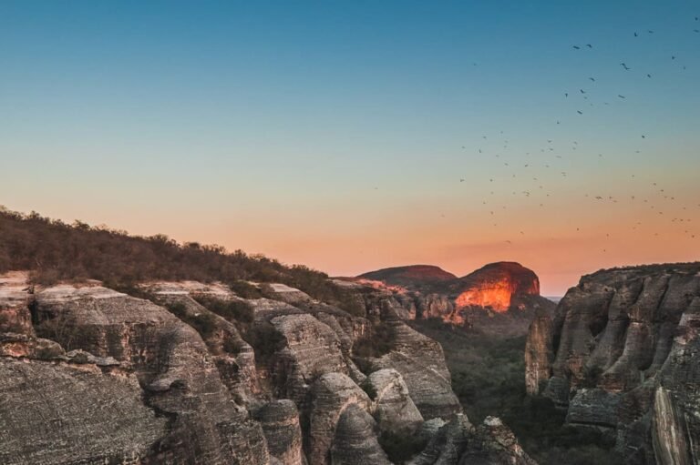Explore o turismo na Serra Vermelha, um paraíso no Piauí com paisagens deslumbrantes e aventuras inesquecíveis.