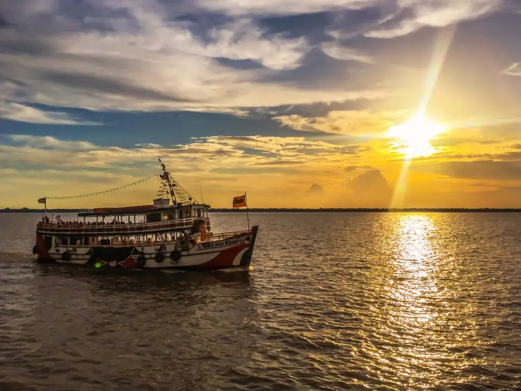 O que fazer em Belém: Passeio de Barco pela orla e baía do Guajará. 